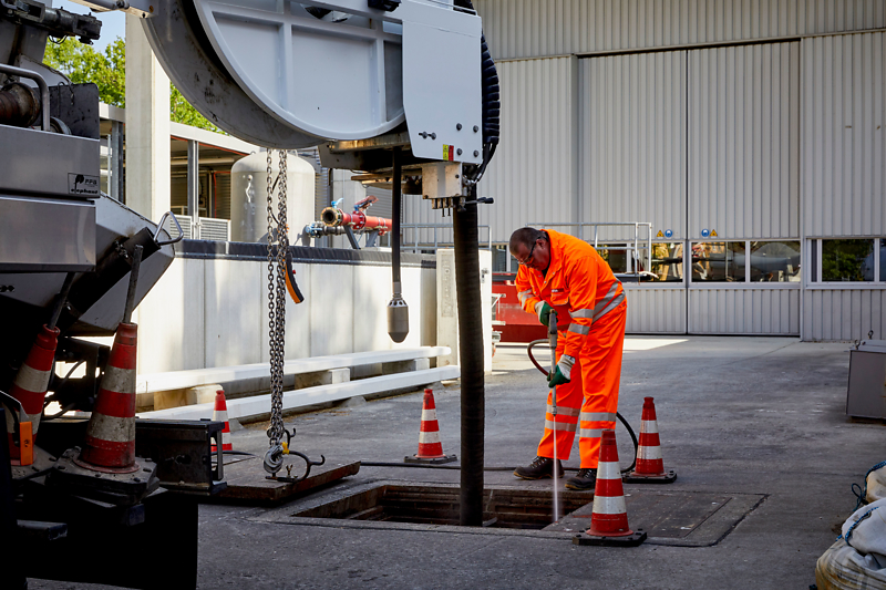 Czyszczenie osadników myjni samochodowych